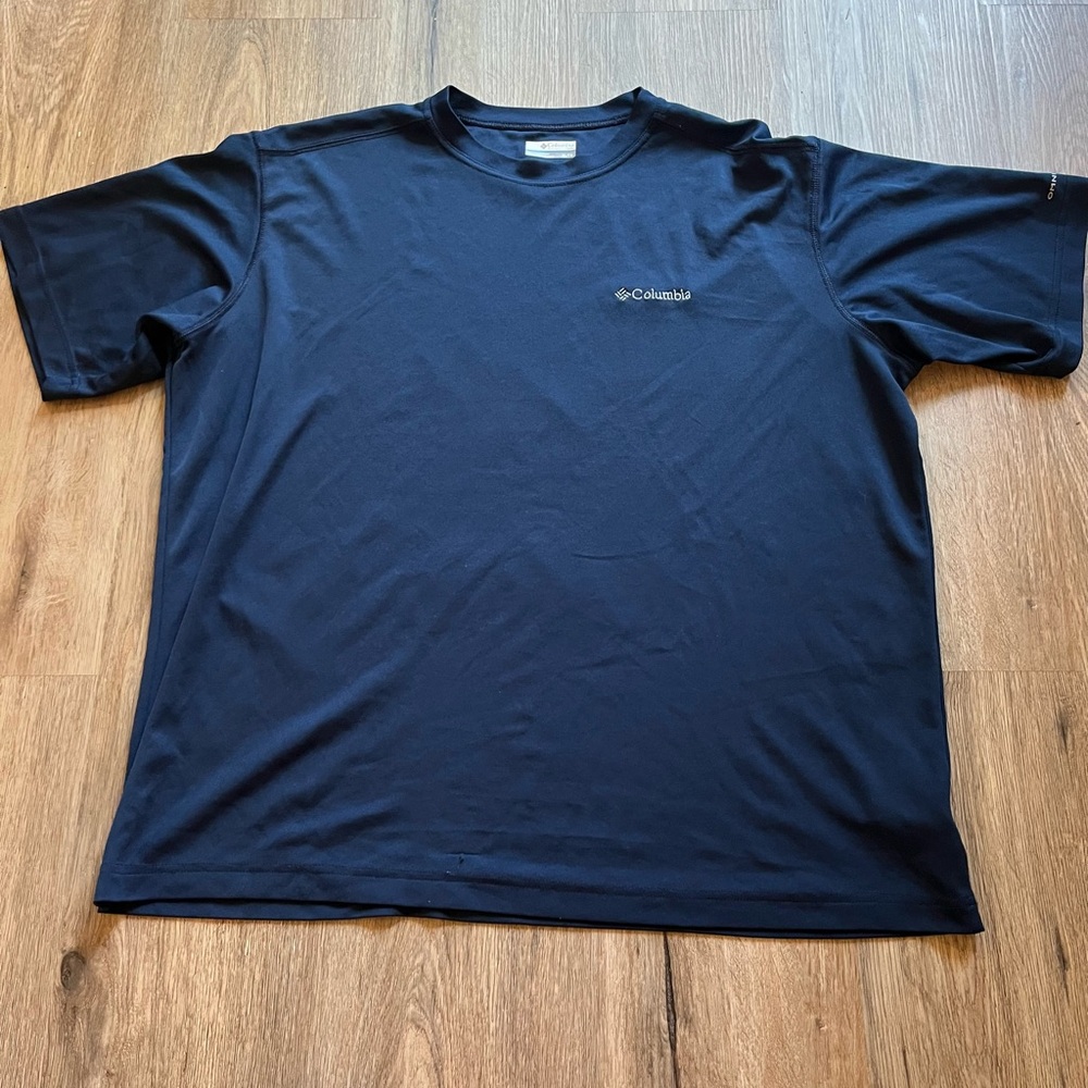 Columbia Men's Navy Blue T-Shirt